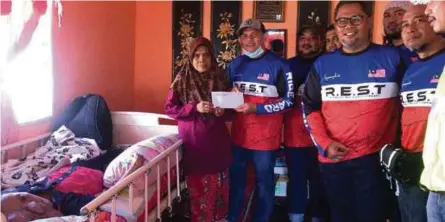  ??  ?? HUSAIN menyampaik­an sumbangan kepada Norma ketika melawat keluarga berkenaan di Kampung Kuala Besar, Che Latiff, semalam.