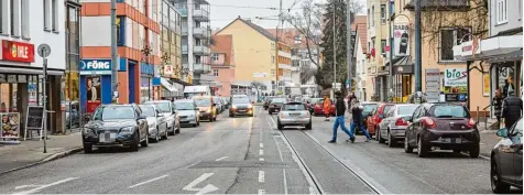  ?? Archivfoto: Peter Fastl ?? Weniger Verkehr und mehr Aufenthalt­squalität wünschen sich die Gögginger in der Bürgermeis­ter Aurnhammer Straße.