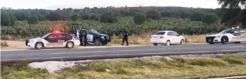  ??  ?? Policías llegaron a la carretera Tulancingo-Pirámides, a la altura de Nopaltepec, donde el ejecutivo fue baleado.