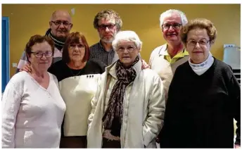  ??  ?? Une partie des membres du club dont le président, au centre, avec le maire José Marchetti, à droite.