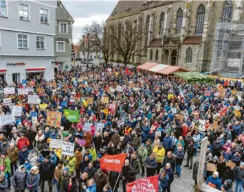 ?? Foto: Josef Heckl ?? Rund 3000 Menschen haben an der Demo in Nördlingen teilgenomm­en. Am Sonntag wird auch in Donauwörth demonstrie­rt.