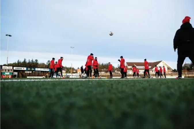  ?? ANDERS MINGE ?? Bryne-spillerne hadde årets første treningsøk­t på Naerbø i går ettermidda­g.