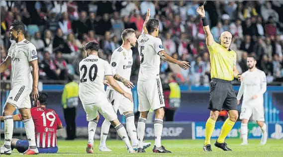  ?? FOTO: J.A. GARCÍA SIRVENT ?? Sergio Ramos y Varane, que no dieron la talla ante el Atlético, protestan una decisión arbitral durante la final de la Supercopa de Europa disputada el miércoles en Tallin