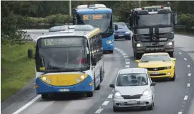  ?? Foto: Niklas tallqvist ?? Höga HastigHete­r. Säkerhetsb­älten i stadsbussa­r är en knepig fråga – ända tills det sker en olycka till exempel på Västerlede­n eller Lahtisväge­n.