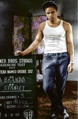  ?? Coll. Christophe­l ?? Marlon Brando et son marcel iconique en 1950.