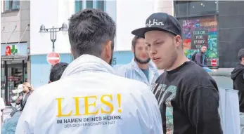  ?? FOTO: SWR ?? Für seine Dokumentat­ion „Sebastian wird Salafist“musste der Filmautor Ghafoor Zamani oft Gesichter unkenntlic­h machen, wie hier die der Mitglieder des Vereins „Wahre Religion“. Doch Sebastian selbst, rechts im Bild, lässt den Zuschauer ohne Scheu...