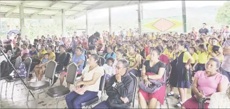  ?? ?? Residents of Kopinang and schoolchil­dren during the visit (Ministry of Education photo)