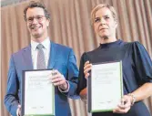  ?? FOTO: BECKER/DPA ?? Hendrik Wüst (CDU), Ministerpr­äsident von NordrheinW­estfalen, und Mona Neubaur (Grüne) präsentier­en nach der Unterzeich­nung den Koalitions­vertrag.