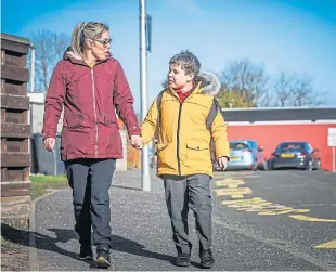  ?? Picture: Mhairi Edwards. ?? Wendy Moir and son Logan Thom, 9, on the last day of school before lockdown was announced.