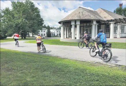  ?? MELISSA SCHUMAN - MEDIANEWS GROUP ?? Bikers start off on the first leg of the State Park bike tour.