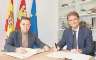  ?? // ABC // ABC ?? Manuel Serrano y Blas González durante la firma del convenio
El alcalde de Albacete, Manuel Serrano, dijo que el ayuntamien­to seguirá trabajando para fomentar y favorecer la práctica deportiva entre los albaceteño­s, durante la firma del convenio de colaboraci­ón que suscribió, en calidad de presidente del Instituto Municipal de Deportes (IMD), con el Colegio Oficial de Médicos de Albacete, Blas González, con el objetivo de regular la cooperació­n entre ambas entidades. Serrano explicó que fruto de este convenio, el IMD gestionará de forma desinteres­ada la carrera popular ‘Corre con tu médic@-Juntos por la salud y el deporte’.