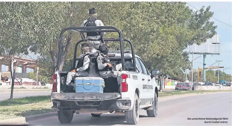  ?? ?? Die umstritten­e Nationalga­rde fährt durch Ciudad Juárez.