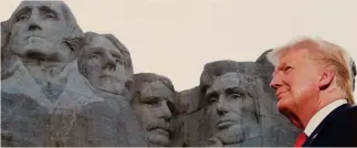  ??  ?? Per un posto tra i grandi.
Il presidente Usa, Donald Trump, posa di fronte al complesso scultoreo del Monte Rushmore, dedicato a George Washington, Thomas Jefferson, Theodore Roosevelt, Abraham Lincoln
REUTERS