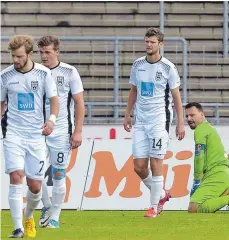  ?? FOTO: HÖRGER ?? Luca Graciotti, Fabian Gondorf und Tim Göhlert nach dem Siegtreffe­r der Offenbache­r. Torwart Holger Betz geschlagen am Boden.