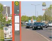  ??  ?? Zwei vorgesehen­e Haltestell­en der neuen Schnellbus­linien: im Bereich des Kreisverke­hrs Roggendorf­er Straße in Hackenbroi­ch (Bild oben rechts) und im Gewerbepar­k Top West.