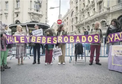  ?? Foto: AVA ?? Das Kollektiv AVA bei einer Kundgebung vor dem Abgeordnet­enhaus in Madrid.