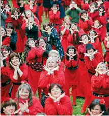  ?? GETTY ?? Kate Bush fans dance together at Edinburgh Gardens in Melbourne.