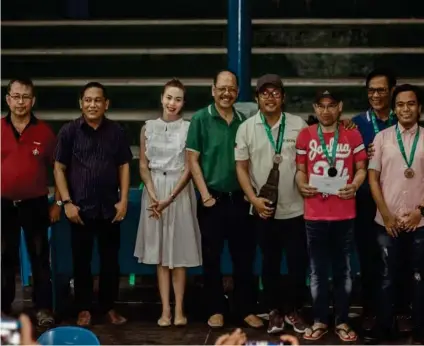  ?? (Supplied Photo) ?? TRIUMPHANT Goldcrest-Chesson with the organizers and barangay officials of the recent 7th Tablon chessfest in Cagayan de Oro.