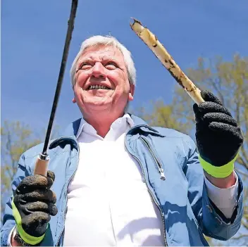  ?? FOTO: DPA ?? Volker Bouffier (66) eröffnete Mitte April in Darmstadt die Spargelsai­son – und erntete auch gleich selbst.