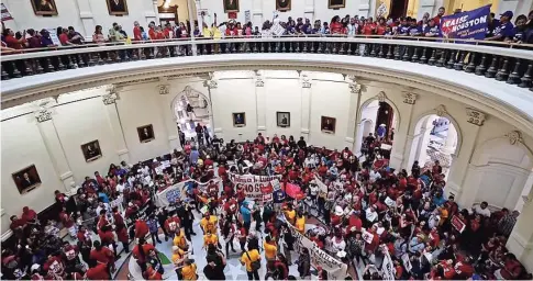  ??  ?? Una de las protestas en el Capitolio estatal en austin