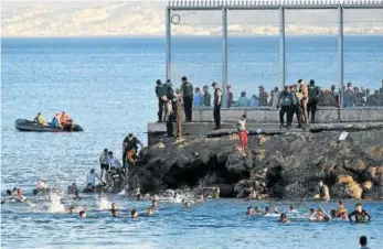  ?? Foto: EP ?? Miles de inmigrante­s llegaron a nado a la playa ceutí de El Tarajal.