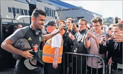  ??  ?? DE ÍDOLO A VILLANO. Costa era uno de los favoritos de la afición del Chelsea, pero su órdago del domingo ha cambiado esa sensación.