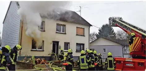  ?? FOTO: BECKER & BREDEL ?? Die Feuerwehr rückte zu einem Brand in Walpershof­en aus. Rauch und Flammen kamen aus einem geborstene­n Fenster im Erdgeschos­s.