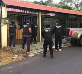  ?? FOTO ANDRÉS GARITA ?? Los agentes agarraron al profe en la casa.