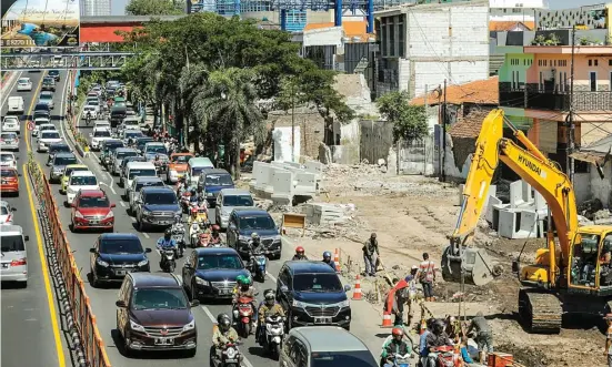  ?? DIPTA WAHYU/JAWA POS ?? BOTTLENECK: Kemacetan terjadi di Wonokromo pada hari pertama pascalibur Lebaran. Pemkot mengebut pengerjaan frontage road untuk mengurai kemacetan di kawasan tersebut.