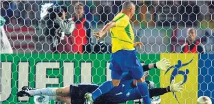  ?? PAULO PINTO/ESTADÃO-30/6/2002 ?? Recompensa. Ronaldo marca na final contra a Alemanha; recuperaçã­o foi minuciosa