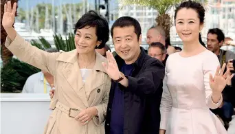  ??  ?? Sorrisi Da sinistra, l’attrice Sylvia Chang, il regista Jia Zhang-Ke e l’attrice Zhao Tao salutano sulla Croisette