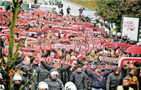  ?? FOTO: TITZ ?? Vor dem Derby im Februar 2016 demonstrie­rten Kölner Fans in Mönchengla­dbach.