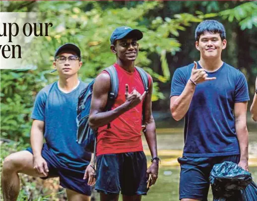  ??  ?? A hiking group, Glimpse of Malaysia (from left) Tan, Kovin, Khoo, Ng and Liew.