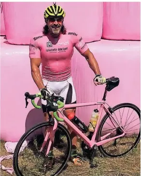  ??  ?? Jörg Kemppainen radelte sich mit 1233 Kilometern auf Platz 4 der Stadtradel­n-Liste. Das pinke Rad ist „mein allerschön­stes Ausfahrrad, das ich nur bei gutem Wetter nehme“, sagt er lachend.