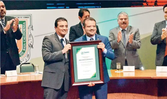  ??  ?? El rector Juan Manuel Ocegueda Hernández recibió las acreditaci­ones por parte de la CIEES, COPAES y el