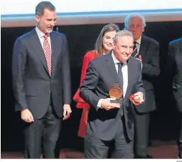  ?? EFE ?? Martínez-Cosentino, embajador honorario de la Marca España, junto al Rey.