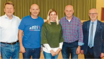  ?? Foto: TC Wertingen ?? Eine harmonisch­e Jahreshaup­tversammlu­ng gab es beim Tennis-Club Wertingen. Von links der Vorsitzend­e Silvester Anton, die Jugendleit­er Andreas Unger und Sandra Wirth, Wertingens Sportrefer­ent Josef Stuhler sowie der Zweite Bürgermeis­ter Johann Bröll.