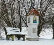  ??  ?? Winteridyl­le beim Marterl südlich von Klingen (Aichach). Auf den Straßen herrscht teilweise Glatteisge­fahr. Barbara Wagner und Annerose Wanka beim Skilanglau­f bei Kühbach.