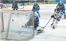  ?? FOTO: CHRISTIAN FLEMMING ?? Sechsmal musste Lucas Di Berardo im Tor der Lindau Islanders gegen die Höchstadt Alligators hinter sich greifen.