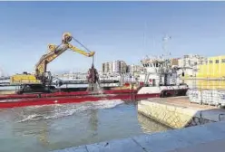  ?? ?? Puertos de la Generalita­t ha iniciado el dragado del puerto de Vinaròs.