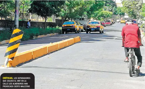  ??  ?? CRÍTICAS. LOS SEPARADORE­S QUE COLOCÓ EL VMT EN LA CALLE LOS ALMENDROS HAN PROVOCADO CIERTO MALESTAR.