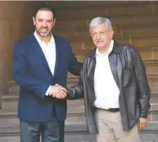  ??  ?? Con el gobernador de Zacatecas, Alejandro Tello, el presidente electo, Andrés Manuel López Obrador, aseguró que trabajarán de manera conjunta en favor de la ciudadanía del estado.