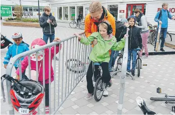  ?? FOTO: LEIF OLDENBURG ?? BALANS. Mora Sigurdsson, sju år, fick hjälp av pappa Björn att hålla balansen.