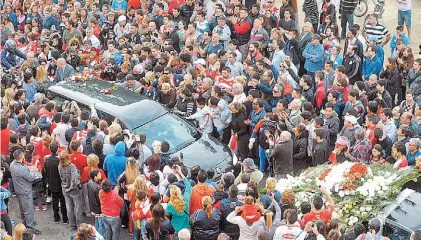  ?? JOSE ALMEIDA ?? Todos quisieron estar.
Frente a la cancha de Unión, el coche fúnebre avanza con dificultad.