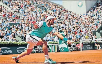  ?? CHRISTOPHE ENA / AP ?? Verdasco golpeando de revés, en un lance del encuentro ante Nishikori, ayer en París