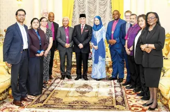  ?? — Photo via Facebook/Informatio­n Department ?? Wan Junaidi (centre), flanked by Danald and Wan Junaidi’s wife Toh Puan Fauziah Mohd Sanusi, with members of the internatio­nal advisors of the USPG at the Astana.