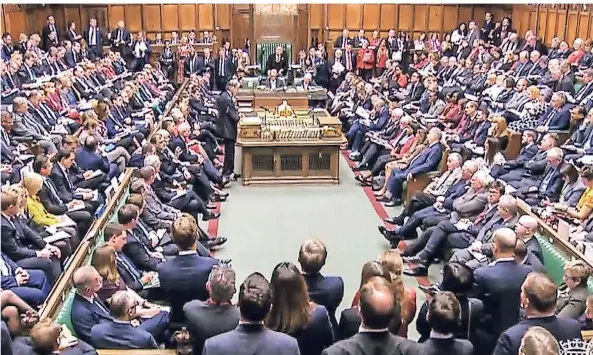  ?? FOTO: DPA ?? Haushaltsd­ebatte im House of Commons. Weil es für gut ein Drittel der Abgeordnet­en keine Sitzplätze gibt, herrscht bei wichtigen Sitzungen heilloses Gedränge. Und die meisten Aufnahmen aus dem Hohen Haus sind (wie diese hier) leicht unscharf. Sie stammen von den fest montierten TV-Kameras – ansonsten ist Fotografie­ren und Filmen im Saal strikt verboten.