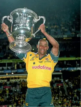  ?? PHOTOSPORT ?? George Gregan lifts the Bledisloe Cup in 2002, the last time the Wallabies held the trophy.