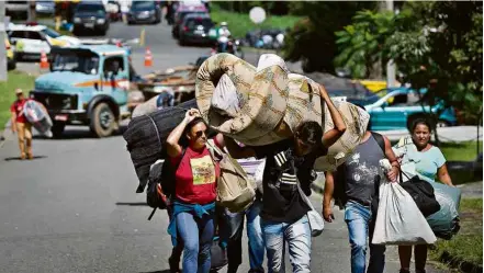  ?? Zanone Fraissat/Folhapress ?? Militantes do PT chegam a acampament­o em frente ao prédio da PF em Curitiba, onde está preso o ex-presidente Lula