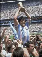  ??  ?? L’idole argentine Diego Maradona soulève le Graal à Mexico, en 1986.